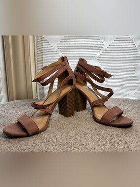 LC Lauren Conrad Mauve Strappy Block Heel Sandals